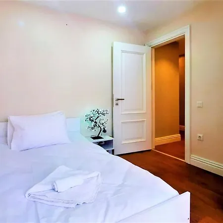 Furnished Flat Near Beaches In Muratpasa